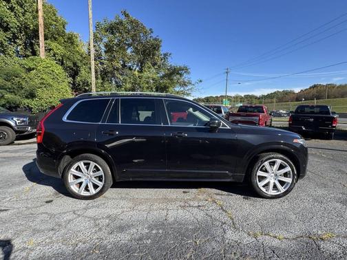 2016 Volvo XC90 T6 Momentum