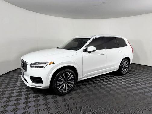 2020 Volvo XC90 T6 Momentum