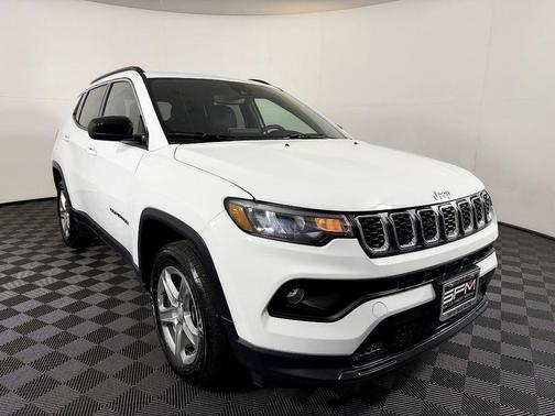 Bright White Clearcoat 2024 Jeep Compass Latitude