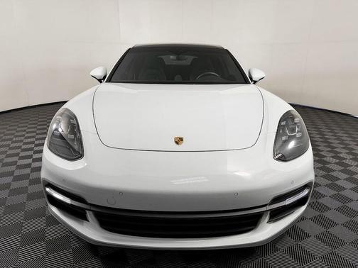 Carrara White Metallic 2017 Porsche Panamera 4