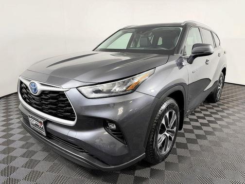 Gray 2020 Toyota Highlander Hybrid XLE