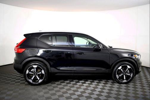 2022 Volvo XC40 T5 Momentum