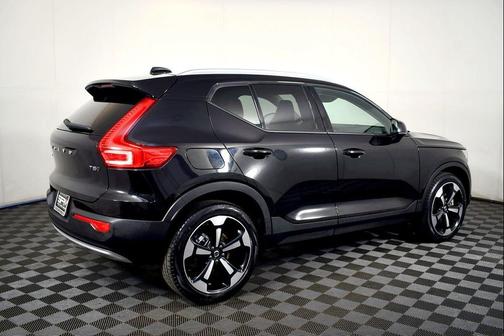 2022 Volvo XC40 T5 Momentum