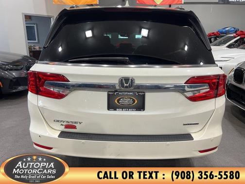 White Diamond Pearl 2018 Honda Odyssey Touring