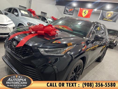 Midnight Black Metallic 2024 Toyota Highlander XSE