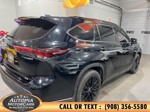 Midnight Black Metallic 2024 Toyota Highlander XSE