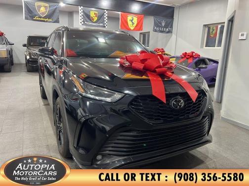 Midnight Black Metallic 2024 Toyota Highlander XSE
