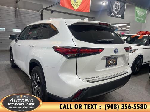 White 2023 Toyota Highlander Hybrid XLE