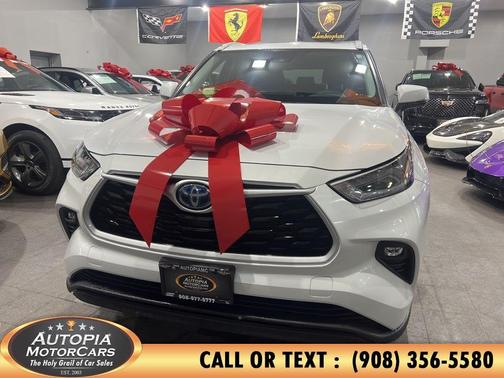 White 2023 Toyota Highlander Hybrid XLE