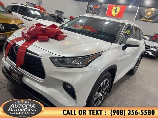 White 2023 Toyota Highlander Hybrid XLE
