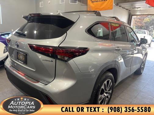 Celestial Silver Metallic 2024 Toyota Highlander Hybrid XLE