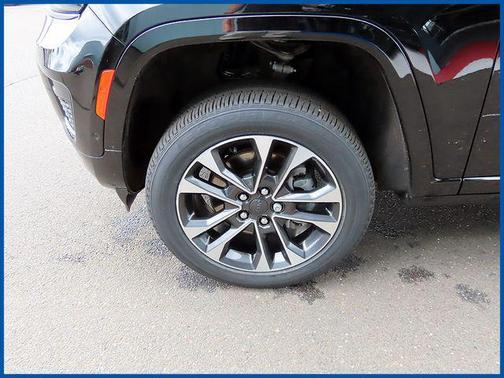 Diamond Black Crystal Pearlcoat 2023 Jeep Grand Cherokee L Overland