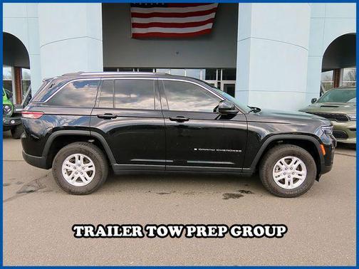 Diamond Black Crystal Pearlcoat 2023 Jeep Grand Cherokee Laredo