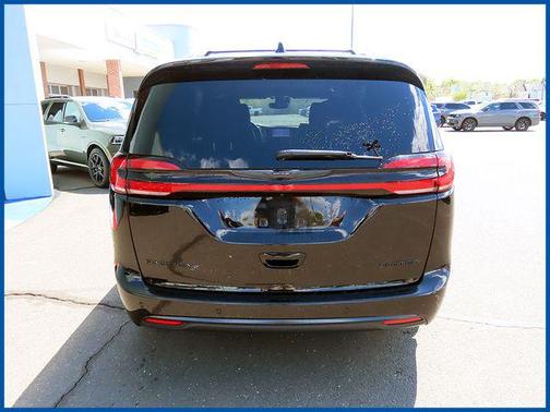 Diamond Black Crystal Pearlcoat 2025 Chrysler Pacifica Limited