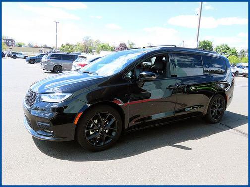 Diamond Black Crystal Pearlcoat 2025 Chrysler Pacifica Limited
