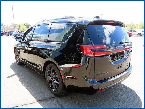 Diamond Black Crystal Pearlcoat 2025 Chrysler Pacifica Limited