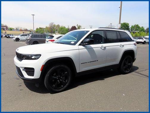 Bright White Clearcoat 2023 Jeep Grand Cherokee Altitude