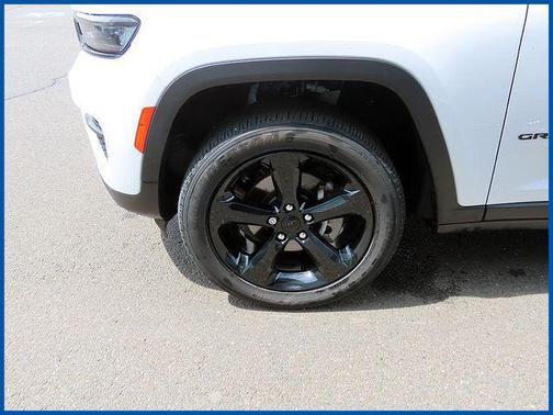 Bright White Clearcoat 2023 Jeep Grand Cherokee Altitude