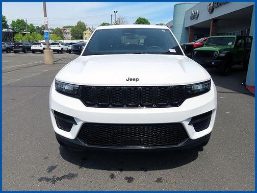 Bright White Clearcoat 2023 Jeep Grand Cherokee Altitude