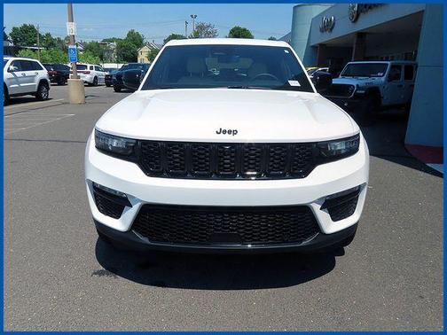 Bright White Clearcoat 2023 Jeep Grand Cherokee Limited