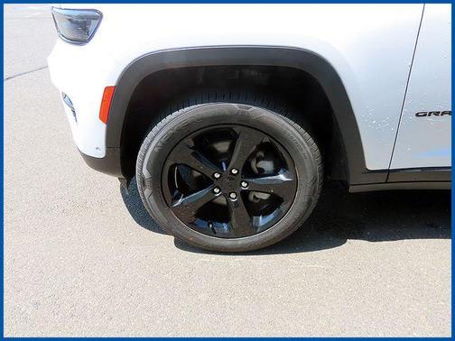 Bright White Clearcoat 2023 Jeep Grand Cherokee Limited