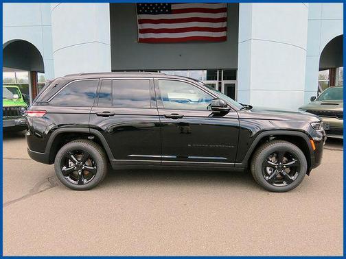 Diamond Black Crystal Pearlcoat 2026 Jeep Grand Cherokee Limited