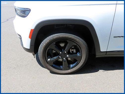 Bright White Clearcoat 2023 Jeep Grand Cherokee L Altitude