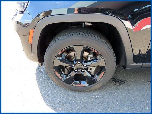 Diamond Black Crystal Pearlcoat 2023 Jeep Grand Cherokee Altitude