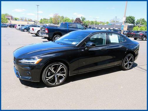 Onyx Black Metallic 2024 Volvo S60 B5 Plus Dark Theme