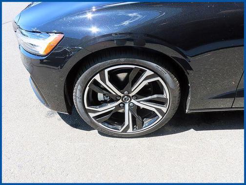 Onyx Black Metallic 2024 Volvo S60 B5 Plus Dark Theme