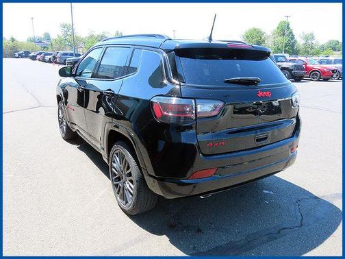 Diamond Black Crystal Pearlcoat 2023 Jeep Compass (RED) Edition 4x4