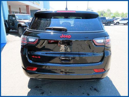 Diamond Black Crystal Pearlcoat 2023 Jeep Compass (RED) Edition 4x4