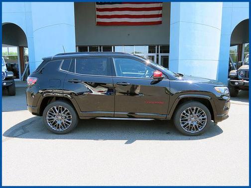 Diamond Black Crystal Pearlcoat 2023 Jeep Compass (RED) Edition 4x4