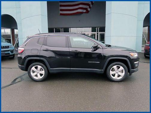 Diamond Black Crystal Pearlcoat 2019 Jeep Compass Latitude
