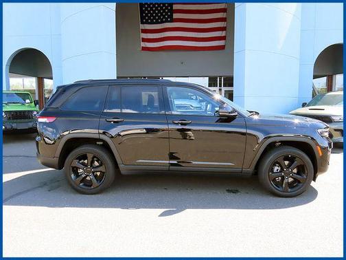 Diamond Black Crystal Pearlcoat 2023 Jeep Grand Cherokee Altitude