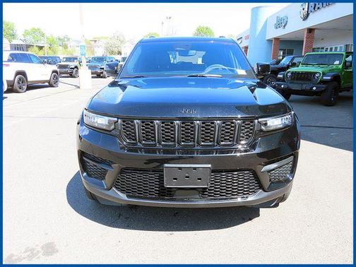 Diamond Black Crystal Pearlcoat 2023 Jeep Grand Cherokee Altitude