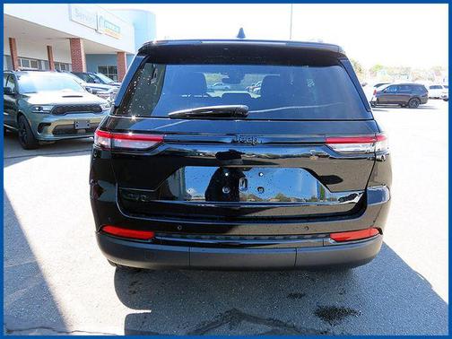 Diamond Black Crystal Pearlcoat 2023 Jeep Grand Cherokee Altitude