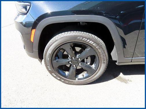 Diamond Black Crystal Pearlcoat 2023 Jeep Grand Cherokee Altitude