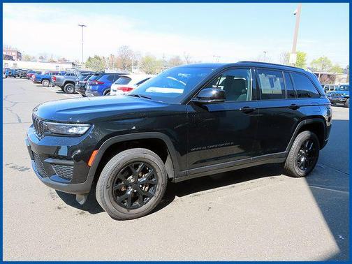 Diamond Black Crystal Pearlcoat 2024 Jeep Grand Cherokee Altitude