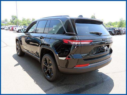 Diamond Black Crystal Pearlcoat 2026 Jeep Grand Cherokee Limited