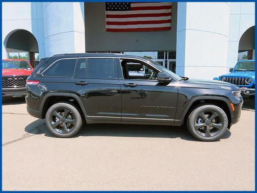Diamond Black Crystal Pearlcoat 2026 Jeep Grand Cherokee Limited