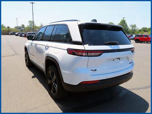 Bright White Clearcoat 2023 Jeep Grand Cherokee Limited