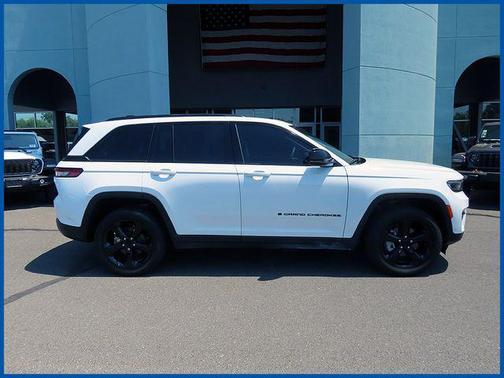 Bright White Clearcoat 2023 Jeep Grand Cherokee Limited