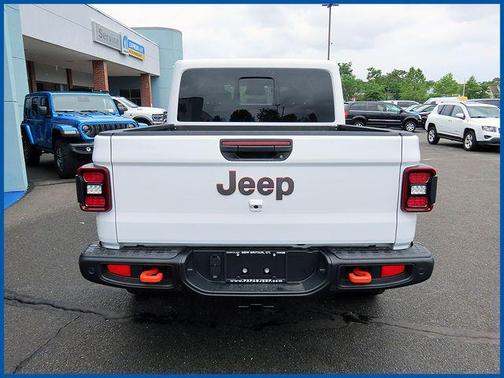 Bright White Clearcoat 2026 Jeep Gladiator Mojave X 4x4
