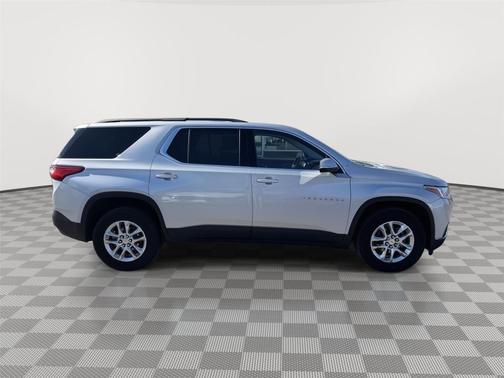Silver Ice Metallic 2021 Chevrolet Traverse LT Cloth