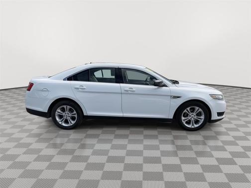 Oxford White 2018 Ford Taurus SE