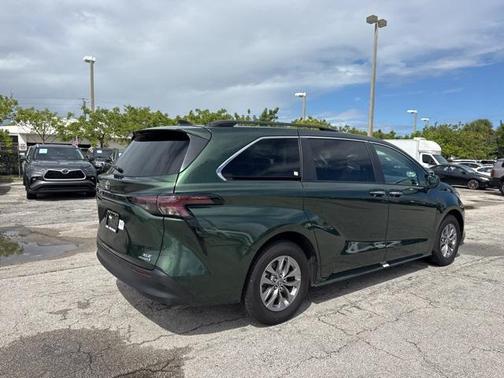 2023 Toyota Sienna XLE 7 Passenger