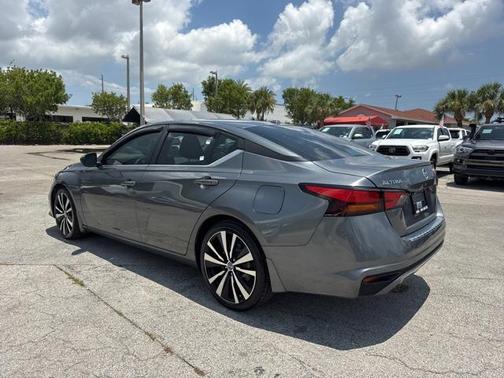 2022 Nissan Altima SR FWD
