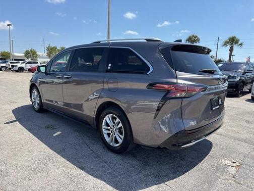 2022 Toyota Sienna Limited 7-Passenger