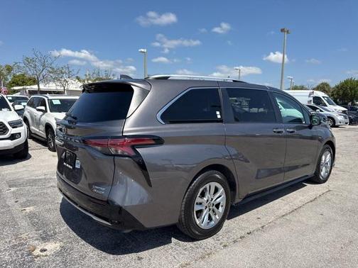 2022 Toyota Sienna Limited 7-Passenger